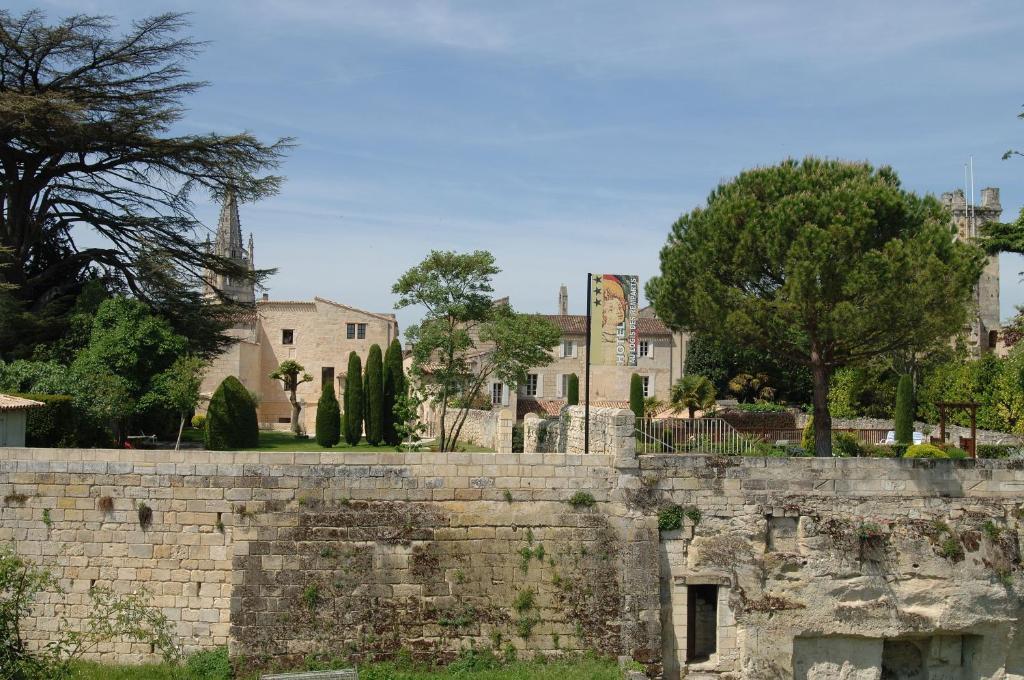 Hotel Au Logis Des Remparts Saint-Émilion Exterior foto